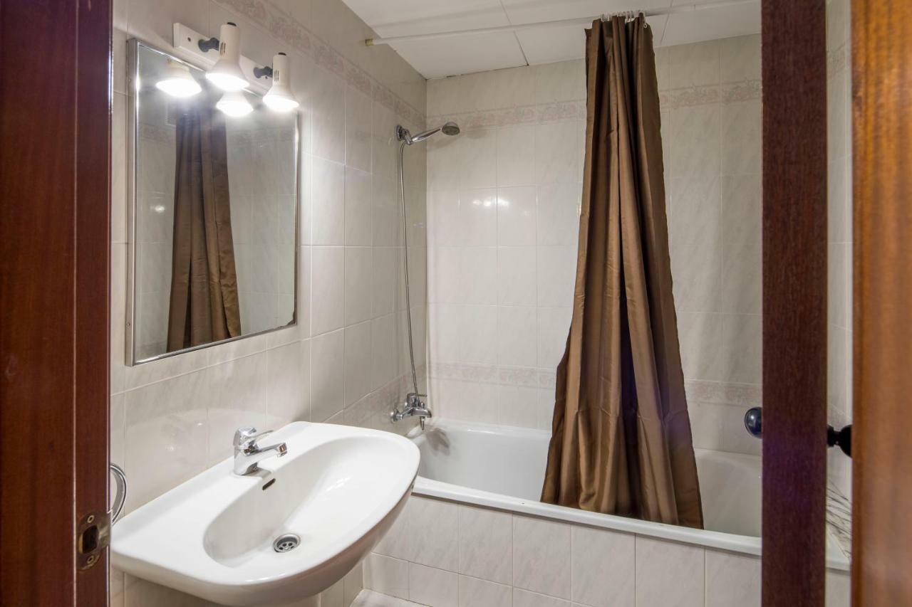 Apartamento Castell De Perelada Apartment Girona Bagian luar foto